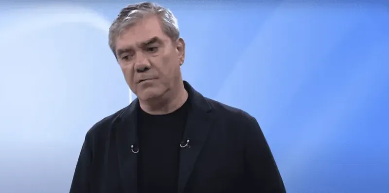 <p>Sözcü Gazetesi yazarı Yılmaz Özdil, İstanbul Büyükşehir Belediye Başkanı Ekrem İmamoğlu’nun tutuklanmasının ardından, Türkiye’nin siyasi ve ekonomik geleceğine dair çarpıcı değerlendirmelerde bulundu. Özdil, son gelişmelerin arka planını mercek altına alırken, Türkiye’nin uluslararası ilişkilerini de ele aldı.</p>
<p></p>
<h2>Trump'ın Seçilmesiyle Değişen Denge</h2>
<p>Yılmaz Özdil, Türkiye'nin son yıllarda yaşadığı önemli siyasi olayları ve gelişmeleri, ABD'nin eski Başkanı Donald Trump'ın seçilmesiyle ilişkilendirdi. Özdil, bu tarihten sonra hem Türkiye içindeki siyasi atmosferin hem de uluslararası ilişkilerin köklü şekilde değiştiğini belirtti. Özellikle Trump'ın başkanlık döneminde, Cumhurbaşkanı Recep Tayyip Erdoğan ve Trump arasında kurulan ilişkiyi, "Erdoğan'ın akıllı bir adam olduğu ve Trump'ın onunla çok iyi anlaştığı" şeklinde tanımlayan Özdil, bu ilişkiyi bir işbirliği olarak yorumladı. Bu sayede Erdoğan’ın, hem Washington'da hem de Moskova'da denge kurma fırsatı bulduğuna dikkat çeken Özdil, Türkiye’nin stratejik yöneliminde belirgin bir değişiklik yaşandığını vurguladı.</p>
<p>Erdoğan’ın iktidara geldiği ilk yıllardan itibaren Amerika'nın çıkarları doğrultusunda hareket ettiğini savunan Özdil, bu ilişkilerin Türkiye’nin uluslararası arenada daha bağımsız bir pozisyon almasına yardımcı olduğunu ileri sürdü.</p>