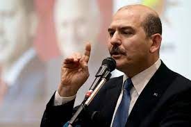 <p>Soylu, açıklamasında Cumhurbaşkanı Erdoğan’ın devletin lideri olduğunu vurgulayarak, Erdoğan’a ve ailesine yönelik hakaretleri kabul etmeyeceklerini belirtti. Muhalefeti ve protestoları organize edenleri doğrudan suçlayan Soylu, “Recep Tayyip Erdoğan devletimizin ve ailemizin reisidir. Özgür Özel ve avanesi; sabrımızı ve edebimizi yanlış anlıyorsunuz. Cumhurbaşkanımıza, ailesine ve merhume annesine yönelik söylenen tüm sözleri üzerimize alırız. Bizden söylemesi… Bu provokasyonun sonucuna katlanırsınız” ifadelerini kullandı.</p>