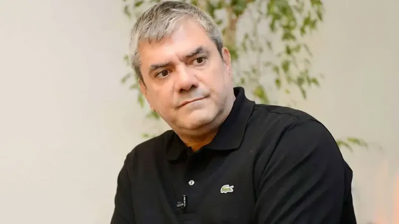 <h2>Türkiye’nin Siyasi ve Ekonomik Geleceği</h2>
<p>Yılmaz Özdil, son dönemdeki gelişmelerin sadece Türkiye içindeki değil, aynı zamanda uluslararası düzeyde de yankı uyandıran gelişmeler olduğunu savundu. Özellikle, Türkiye’nin dış politikada izlediği denge siyaseti, hem Batı dünyası hem de Rusya ile olan ilişkilerinde önemli bir kırılma noktasına geldi. Erdoğan’ın hem Washington hem de Moskova ile ilişkilerini sağlıklı bir şekilde yönetmesi, ülkenin dışarıya karşı daha güçlü bir duruş sergilemesine olanak tanıyor. Ancak, iç siyasetteki gerginliklerin, ekonomik ve sosyal istikrarı tehdit etmeye devam ettiği de bir gerçek.</p>
<p>Yılmaz Özdil, Türkiye'nin geleceği için önemli iki unsurun; ekonomik stabilitenin sağlanması ve iç siyasi barışın yeniden tesis edilmesi olduğunu söyledi. Bu bağlamda, Ekrem İmamoğlu’nun tutuklanmasının, AKP iktidarının uzun vadede nasıl bir strateji izleyeceğini belirleyecek önemli bir dönemeç olduğunu savundu.</p>
<p>Sonuç olarak, Yılmaz Özdil, Türkiye'nin son yıllarda gerek içerideki siyasi baskılar gerekse dış ilişkilerdeki denge siyaseti ile çok kritik bir dönemece girdiğini vurgulayarak, bu sürecin hem Türkiye halkı hem de uluslararası aktörler için yeni fırsatlar ve zorluklar yaratacağını belirtti.</p>