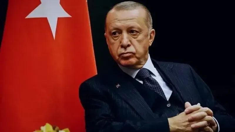 <h2>Nuray Babacan’dan Açıklamalar: Kayyum Kararının Reddedildiği İddiası</h2>
<p>Bir diğer önemli yazar Nuray Babacan ise AK Parti içinden aldığı bilgilere dayanarak, CHP’ye kayyum atanmasına yönelik herhangi bir adım atılmayacağı yönünde bir açıklama yaptı. Babacan, CHP’nin kayyum riski taşıyan bir durumda olmadığını vurgularken, “İstanbul Büyükşehir Belediyesi'ne ilerleyen dönemde kayyum atanması ile ilgili herhangi bir plan da söz konusu değildir” şeklinde bir açıklamada bulundu. Babacan’ın bu ifadeleri, Zeyrek’in ortaya koyduğu kayyum planı iddialarıyla çelişiyor gibi görünse de, her iki yazarın iddialarının kesiştiği nokta, kayyum meselesinin Türkiye’nin en sıcak siyasi gündem maddelerinden biri haline geldiği gerçeği.</p>
<p></p>
<h2>İktidarın Kayyum Planı ve Siyasi Yansımaları</h2>
<p>Zeyrek’in iddiaları, Türkiye’deki siyasi atmosferin gerginliğini ve iktidarın yerel yönetimler üzerindeki denetim stratejilerini gözler önüne seriyor. Kayyum uygulamaları, son yıllarda yerel yönetimlerin iktidarın kontrolüne alınması adına bir araç olarak sıkça gündeme gelmişti. Ancak, İstanbul ve CHP gibi büyük siyasi figürler için böyle bir adım atılması, toplumsal ve siyasi tepkilerin büyümesine neden olabilir. Özellikle, kayyumların siyasi bir müdahale olarak algılanması, iktidar için ciddi sonuçlar doğurabilecek bir durum yaratabilir.</p>