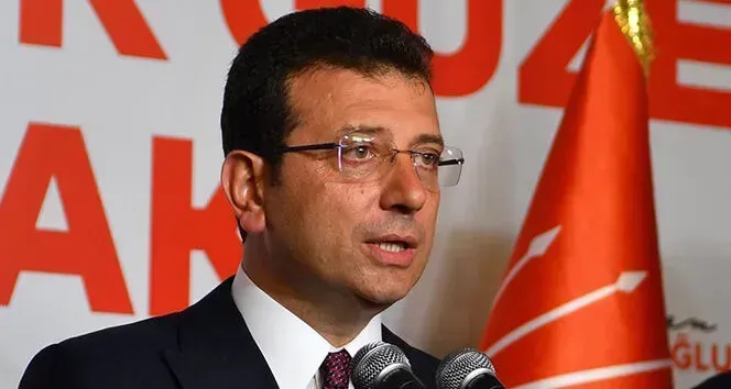 <p><span>İMAMOĞLU'NA YÖNELİK SORUŞTURMA SÜRECİ</span><br /><br /><span>İBB Başkanı Ekrem İmamoğlu, ‘kent uzlaşısı’ ve ‘yolsuzluk’ suçlamaları kapsamında başlatılan soruşturmalarla gündeme gelmişti. Özellikle yolsuzluk soruşturması nedeniyle sabah saatlerinde gözaltına alınan İmamoğlu, tutuklanarak ‘kent uzlaşısı’ suçlamasından beraat etmişti. Bu gelişme, İstanbul’a kayyum atanması olasılığını da ortadan kaldırmıştı.</span></p>