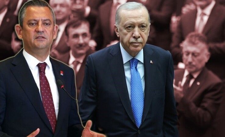 <h2>Siyasi Kriz ve Basın Üzerindeki Etkileri</h2>
<p>Bu tür kayyum planlarının medyada yer alması, basın özgürlüğü ve kamuoyunun doğru bilgiye erişimi noktasında büyük bir öneme sahip. Özellikle kayyumların iktidarın siyasi rakiplerine karşı bir strateji olarak kullanılması, medyada manipülasyonların artmasına neden olabilir. Bu durum, basının da iktidar tarafından daha fazla kontrol edilmesine yol açabilir. Zeyrek’in yazısındaki iddialar, basının bu gibi süreçlerdeki rolünü bir kez daha gündeme taşıdı.</p>
<p></p>
<h2>Sonuç: Kayyum Planları Ne Anlama Geliyor?</h2>
<p>Kayyum meselesi, Türkiye’deki demokrasi, yerel yönetimler ve siyaset açısından önemli bir kavram haline gelmiş durumda. İktidarın, İstanbul Büyükşehir Belediyesi ve CHP’ye yönelik kayyum planları, yerel yönetimlerin bağımsızlığı ve halkın seçme hakkı üzerinde ciddi tartışmalar yaratıyor. Kayyum uygulamaları, bir yandan iktidar için önemli bir strateji olabilirken, diğer yandan toplumun tepkisini çekme potansiyeline sahip. Bu konuda yapılacak adımlar, Türkiye’nin demokrasi geçmişi ve siyasi geleceği açısından belirleyici olacak gibi görünüyor.</p>