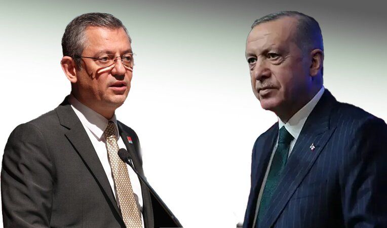 <p><span>Özgür Özel, Yabancı Basına Şikayet Eleştirilerine 15 Temmuz’u Hatırlatarak Yanıt Verdi: "Erdoğan O Zaman Bizden Destek İstemişti"</span><br /><br /><span>Cumhuriyet Halk Partisi (CHP) Genel Başkanı Özgür Özel, İstanbul'da Avrupa Sosyalist Partisi Başkanı Stefan Löfven ile düzenlediği ortak basın toplantısında, AKP hükümetinin ve Cumhurbaşkanı Recep Tayyip Erdoğan'ın CHP'yi yabancı basına şikayet etme eleştirilerine sert bir yanıt verdi. Özel, Erdoğan’ın 15 Temmuz darbe girişimi sırasında kendisinden ve CHP'den dış kamuoyu desteği talep ettiğini hatırlatarak, bugünkü eleştirilerin siyasi ikiyüzlülük olduğunu belirtti.</span><br /><br /><span>15 Temmuz'da Destek İsteyen Erdoğan’a Yanıt</span><br /><span>Özel, basın toplantısında yaptığı konuşmada, "Sizin dünyadaki bağlantılarınız kuvvetli. Dünyaya derdimizi hep beraber anlatalım. Demokrasiye karşı bu darbe girişimini dünyaya duyurun" diyerek, Cumhurbaşkanı Erdoğan’ın 15 Temmuz akşamında CHP'ye nasıl destek istediğini açıkladı. Özel, “Erdoğan, o zaman bizden dış dünyaya seslenerek, darbe girişimine karşı ortak bir mücadele çağrısında bulunmuştu. Şimdi ise iktidar, bizim dışarıya şikayet ettiğimizi iddia ediyor” diyerek mevcut durumu eleştirdi.</span><br /><br /><span>Özel, 15 Temmuz’da FETÖ'nün darbe girişimine karşı CHP'nin ve halkın gösterdiği direnişi hatırlatarak, "O dönemin mağduru bugünün zalimi oldu" şeklinde bir değerlendirmede bulundu. Bu açıklama, Erdoğan’ın 15 Temmuz gecesi CHP'den dışarıdan destek talep ettiği dönemi ve o dönemdeki dayanışma ruhunu hatırlatmak amacıyla yapıldı.</span></p>