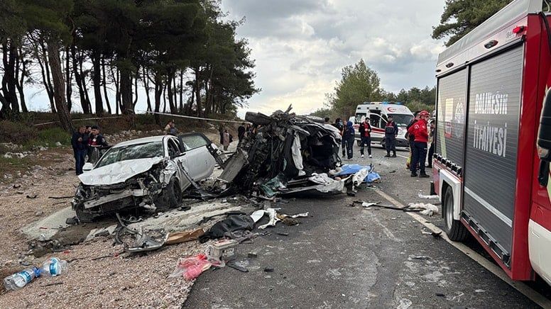 <p>Kazada, yaralanan Fatma Tuğba Koç hastaneye kaldırılmasına rağmen hayatını kaybetti.</p>
<p><strong>Balıkesir: 2 ölü, 9 yaralı</strong></p>
<p>Balıkesir'in Savaştepe ilçesinde 4 aracın karıştığı zincirleme trafik kazasında 2 kişi hayatını kaybetti, 9 kişi ise yaralandı.</p>
<p>Güllü Ç. olay yerinde (50) ve Esma S. ise kaldırıldığı hastanede hayatını kaybederken, yaralılar hastaneye kaldırıldı.</p>
<p><strong>Kars: 2 ölü, 5 yaralı</strong></p>
<p>Kars'ın Selim ilçesinde, hafif ticari araçların çarpışması sonucu 2 kişi hayatını kaybetti, 5 kişi ağır yaralandı. </p>