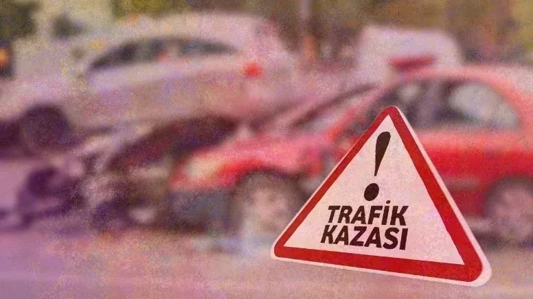 <p>Dün başlayan Ramazan Bayramı tatili nedeniyle vatandaşlar tatilini başka illerde geçirmek için yola çıktı; ancak meydana gelen kazalar can yaktı.</p>
<p>Bayramın ilk günü, Türkiye'nin farklı bölgelerindeki kazalarda çok sayıda can kaybı oldu, birçok kişi de yaralandı.</p>
<p><strong>Muğla: 4 ölü, 2 yaralı</strong></p>
<p>Muğla'nın Seydikemer ilçesinde, iki otomobilin çarpışması sonucu 4 kişi hayatını kaybetti, 2 kişi ise yaralandı.</p>
<p>İki otomobilin çarpıştığı kazada, İbrahim Köseoğlu (22), Bilal Karadağ (24) ve Tolga Ülker (21) olay yerinde yaşamını yitirirken, Münire Cebe (38) ise kaldırıldığı hastanede hayatını kaybetti. </p>
<p>Yaralanan Barış Çil ve Ramazan Işıklı hastaneye kaldırıldı.</p>
<p><strong>Mersin: 1 ölü, 9 yaralı</strong></p>
<p>Mersin'in Toroslar ilçesinde, 3 otomobilin karıştığı zincirleme kazada 1 kişi hayatını kaybetti, 9 kişi ise yaralandı.</p>