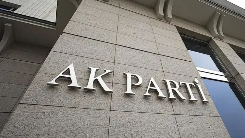 <p><span>Yaşanan bu gelişmelere ilişkin AKP eski Milletvekili Mehmet Metiner’den gelen açıklamalar, partinin içinde büyük bir tartışma başlattı. Metiner, sosyal medya hesabından yaptığı paylaşımda, AKP içerisindeki sessizliği eleştirerek, Cumhurbaşkanı Recep Tayyip Erdoğan’ın yalnız bırakıldığını ve hatta içeriden de darbe yediğini öne sürdü.</span><br /><br /><span>Metiner: 'Gezi ve 17/25 Süreçlerinde de Aynı Sessizlik Hakimdi'</span><br /><span>Mehmet Metiner, geçmişten bu yana Erdoğan’ın zor dönemlerde yalnız bırakıldığını ifade etti. Açıklamalarında, Gezi olayları, 17/25 Aralık süreci ve FETÖ ile mücadele dönemlerinde de benzer bir sessizliğin hâkim olduğunu belirtti. Bu süreçlerde yalnızca birkaç ismin Cumhurbaşkanı Erdoğan’a açık destek verdiğini vurgulayan Metiner, parti içindeki bazı isimlerin sessiz kalmayı tercih ettiğini dile getirdi.</span></p>