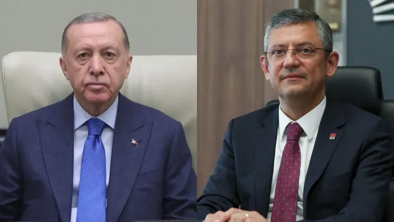 <p><span>"Bugün Yabancı Basına Anlatılacak Birçok Gerçek Var"</span><br /><span>CHP Genel Başkanı, 15 Temmuz'un ardından Türkiye'deki demokrasiyi savunarak dünya kamuoyuna seslenmelerinin, ülkenin demokrasiye yönelik saldırılara karşı verdiği mücadelenin bir parçası olduğunu belirtti. Özellikle, İstanbul'da Ekrem İmamoğlu'nun hapse atılmasının ardından dünyanın dikkatinin Türkiye'ye çekildiğini ve "Ne oluyor Türkiye'de?" sorularının yükseldiğini vurguladı.</span><br /><br /><span>Özel, "23 Mart günü, 15 milyon insanın iradesini savunarak sokaklarda darbe girişimine karşı durduğumuzda, dünya ülkeleri Türkiye'de yaşanan bu gelişmeleri sorgulamaya başladı. Ekrem İmamoğlu'nun hapse atılmasıyla ilgili sorular soruluyor, bu yalan iddiaların dünya çapında yayılmasını engellemek için kamuoyunu doğru bilgilendirmeliyiz" dedi.</span><br /><br /><span>AKP'nin Siyasi İkilik ve İddialara Tepki</span><br /><span>Özel, AKP'nin sadece dış basına değil, aynı zamanda iç kamuoyuna da yanlış ve yanıltıcı bilgiler sunduğuna dikkat çekti. Özellikle, İmamoğlu'na yönelik suçlamalar ve iddianamelerin gerçek dışı olduğunu savunan Özel, "Sütte leke var ama bizim başkanlarımızda leke yok, ancak AK Parti'nin kir gösterdiğini düşünüyorsa, bu kadar rahat davranıyorlarsa, dünyadaki siyaset muhataplarımız biliyor" dedi. CHP’nin, özellikle yabancı basına yönelik açıklamalarını, Türkiye'deki halk iradesine yapılan saldırılara karşı bir savunma olarak gördüklerini belirten Özel, söz konusu iddialara karşı dayanışma gösteren uluslararası dostlarına teşekkür etti.</span></p>