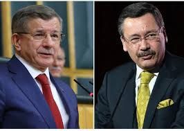 <p><span>Gökçek'in bu tepkisinin ardından, Gelecek Partisi Sözcüsü Ufuk Karcı da sosyal medya üzerinden Gökçek’e cevap verdi. Karcı, Davutoğlu'nun başbakanlık dönemi sırasında, siyasi ahlak yasasının çıkarılmasını engelleyenlerin başında Gökçek’in olduğunu belirterek, “Bize bak Melih Gökçek, adama sormazlar mı, Genel Başkanımız Sayın Ahmet Davutoğlu, başbakanlığınız sırasında ‘siyasi ahlak’ yasası çıkarmak istediğinde, engelleyenlerin başında neden vardınız diye? Çünkü hepinize ucu dokunacaktı ki, kendi başbakanınıza ‘siyasi darbe’ yapmayı tercih ettiniz, değil mi?” şeklinde sert bir eleştiride bulundu.</span><br /><br /><span>Bu tartışma, siyasi ahlak ve yolsuzlukla mücadele konusunda Türkiye’deki derin çatlakları bir kez daha gözler önüne serdi. Davutoğlu ve Gökçek arasındaki polemik, sadece kişisel hesaplaşmaların ötesinde, Türkiye’deki siyasi düzenin ve yolsuzluklarla mücadele konusunda yaşanan sıkıntıların da bir yansıması olarak görülüyor. Tartışma, önümüzdeki dönemde bu iki ismin yanı sıra, Türk siyasetinde daha geniş çaplı hesaplaşmaların habercisi olabilir.</span></p>