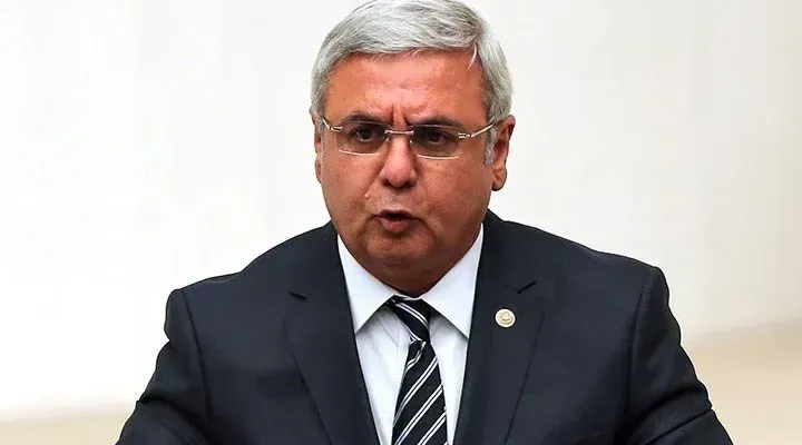 <p><span>Yaşanan bu gelişmelere ilişkin AKP eski Milletvekili Mehmet Metiner’den gelen açıklamalar, partinin içinde büyük bir tartışma başlattı. Metiner, sosyal medya hesabından yaptığı paylaşımda, AKP içerisindeki sessizliği eleştirerek, Cumhurbaşkanı Recep Tayyip Erdoğan’ın yalnız bırakıldığını ve hatta içeriden de darbe yediğini öne sürdü.</span><br /><br /><span>Metiner: 'Gezi ve 17/25 Süreçlerinde de Aynı Sessizlik Hakimdi'</span><br /><span>Mehmet Metiner, geçmişten bu yana Erdoğan’ın zor dönemlerde yalnız bırakıldığını ifade etti. Açıklamalarında, Gezi olayları, 17/25 Aralık süreci ve FETÖ ile mücadele dönemlerinde de benzer bir sessizliğin hâkim olduğunu belirtti. Bu süreçlerde yalnızca birkaç ismin Cumhurbaşkanı Erdoğan’a açık destek verdiğini vurgulayan Metiner, parti içindeki bazı isimlerin sessiz kalmayı tercih ettiğini dile getirdi.</span></p>
