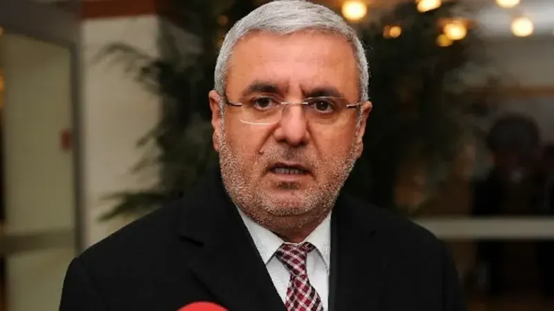 <p><span>Metiner, açıklamalarında şu ifadeleri kullandı:</span><br /><span>*"Gezi sürecinde hiç kimse çıkıp konuşmadı. 17/25 Aralık’ta hiç kimse çıkıp konuşmadı. Uzunca bir süre hem de. Ekranlara çıkıp konuşan birkaç kişinin dışında herkes derin bir suskunluğa gömüldü.</span><br /><br /><span>FETÖ ile mücadele sürecinde Reis kendisine alenen destek veren bir kaç kişinin dışında yalnızdı. Reis sadece yalnız bırakılmadı, içeriden de vuruldu. Kendi içimizdeki muhalefet daha kıyıcıydı.</span><br /><br /><span>15 Temmuz’da onlar meydanlarda yoktu. 16 Temmuz’un mücahitleri olarak zuhur ettiler. Ama onlar hep bir yolunu bulup itibarlı katlarda oldular.</span><br /><br /><span>Şimdi de birkaç kişinin dışında çıkıp konuşan, tepki veren yok. Derin bir sessizlik çölündeyiz. En itibarlı katlarda olanlardan çoklarının bir tek paylaşımı bile yok.</span><br /><br /><span>Tebrik ediyorum kendilerini. Pek bir akıllılar, vesselam!"*</span></p>