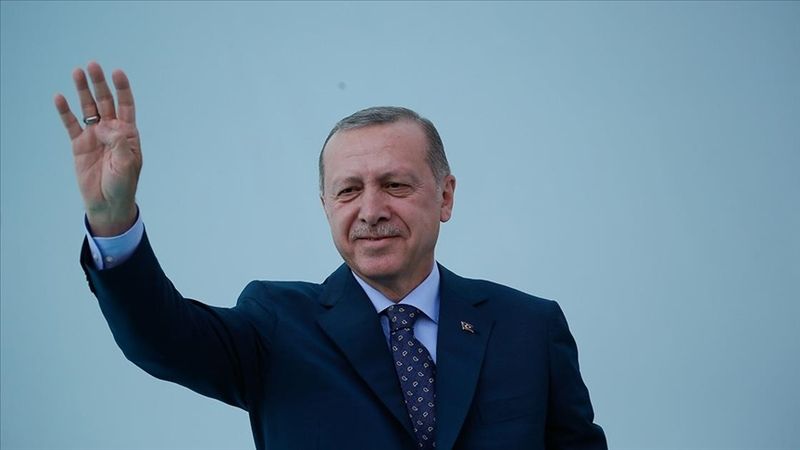<p><span>Kararların Ardındaki Gerekçeler</span><br /><span>Cumhurbaşkanı Erdoğan’ın imzasıyla yayımlanan bu kararlar, sağlık sorunları ve yaşlılık gibi faktörler göz önüne alınarak hükümlülerin ceza sürelerinin sona erdirilmesini içeriyor. Cezaların kaldırılmasındaki ana gerekçe, hükümlülerin mevcut sağlık durumlarının cezaevinde kalmalarına engel teşkil etmesi olarak belirtiliyor. Bu uygulama, cezaevindeki yaşlı ve hasta hükümlülerin durumu göz önünde bulundurularak, adalet sisteminde bir tür esneklik sağlıyor.</span><br /><br /><span>Cumhurbaşkanının imzaladığı kararlar, cezaevindeki bazı hükümlülerin ceza indirimi alması için bir fırsat yaratırken, aynı zamanda Türkiye’deki yargı sisteminde insan hakları, sağlık ve adaletle ilgili tartışmaları da yeniden gündeme taşıyor. Bu kararlar, gelecekte benzer uygulamaların olup olmayacağına dair soru işaretlerini de beraberinde getiriyor.</span></p>