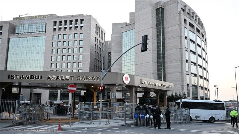 <p><span>Mehmet Muhittin Palazoğlu’nun Kariyerine Genel Bir Bakış</span><br /><br /><span>Mehmet Muhittin Palazoğlu, 1986 yılında Bolu’da dünyaya geldi ve eğitimini Anadolu Üniversitesi ve Bahçeşehir Üniversitesi’nde tamamladı. İstanbul’da başladığı iş yaşamında reklam ajanslarında çalışarak deneyim kazandı. Sonrasında ise AdStation’ı kurarak iş dünyasında kendini sağlam bir şekilde konumlandırdı. Ayrıca, babası Bolu’da bir baharatçı dükkanının sahibiydi, ve bu işyerinde büyüyen Palazoğlu, aile bağlarıyla da tanınan bir isim oldu. İş dünyasında kazandığı deneyimlerin yanı sıra, Cübbeli Ahmet Hoca’nın damadının ağabeyi olarak da kamuoyunda biliniyor.</span><br /><br /><span>İBB Soruşturmasında Etkin Pişmanlık Yasal Süreci</span><br /><br /><span>Etkin pişmanlık yasası, Türkiye’de suçluların pişmanlık duygusu taşıyarak suçları hakkında bilgi vermeleri halinde cezalarının hafifletilmesini öngören bir uygulamadır. Mehmet Muhittin Palazoğlu’nun etkin pişmanlık yasasından yararlanması, İBB soruşturmasındaki gidişatı değiştiren önemli bir hamle oldu. Bu durum, ilerleyen süreçte benzer soruşturmalarda bu tür yasal düzenlemelerin nasıl bir rol oynayacağını tartışmaya açabilir.</span><br /><br /><span>Palazoğlu’nun serbest bırakılmasının ardından, İBB soruşturmasının nasıl bir sonuçlanacağı merakla bekleniyor. Etkin pişmanlık yasasının, soruşturmanın derinleşmesine ve daha fazla bilgiye ulaşılmasına olanak tanıyıp tanımayacağı ise zamanla netleşecektir.</span></p>