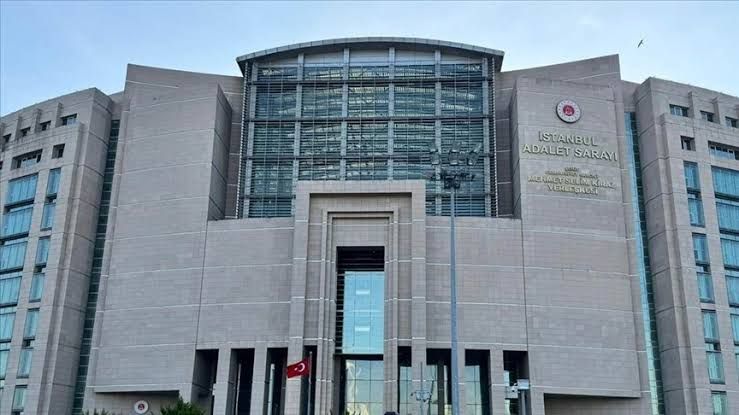 <p><span>Cübbeli Ahmet’in Ailesi ve Mehmet Muhittin Palazoğlu’nun Kimliği</span><br /><br /><span>Mehmet Muhittin Palazoğlu, aynı zamanda tanınmış dini lider Cübbeli Ahmet Hoca’nın akrabasıdır. Ahmet Mahmut Ünlü’nün kızı Yüsra Palazoğlu’nun eşi olan Palazoğlu, uzun zamandır iş dünyasında adını duyurmuş bir isimdi. Son dönemde, Cübbeli Ahmet’in kızı Yüsra Palazoğlu’nun çakarlı cipiyle gündeme gelmesiyle birlikte, Palazoğlu’nun adı bir kez daha medyada yer buldu. Mehmet Muhittin Palazoğlu, Vesen Yapı inşaat şirketinin ve AdStation reklamcılık şirketinin sahibi olarak da biliniyor. Bu şirketler, özellikle büyük etkinlik organizasyonlarında ve reklam alanlarında faaliyet gösteriyor.</span></p>