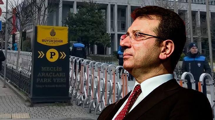 <p><span>İstanbul Büyükşehir Belediyesi’ne yönelik başlatılan geniş çaplı soruşturmada önemli bir gelişme yaşandı.</span></p>
<p><span>İBB Soruşturmasında Etkin Pişmanlık Yolu: Mehmet Muhittin Palazoğlu'nun İtirafları ve Serbest Bırakılması<br /><br />İstanbul Büyükşehir Belediyesi’ne yönelik başlatılan geniş çaplı soruşturmada önemli bir gelişme yaşandı. Cübbeli Ahmet Hoca olarak bilinen Ahmet Mahmut Ünlü’nün damadı Esat Palazoğlu’nun ağabeyi Mehmet Muhittin Palazoğlu, soruşturma kapsamında serbest bırakıldı. Palazoğlu’nun serbest bırakılmasının arkasında, etkin pişmanlık yasasından yararlanarak yaptığı itirafların etkisi bulunuyor.<br /><br />Etkin Pişmanlık Yasasından Yararlanarak İtiraflarda Bulundu<br /><br />Mehmet Muhittin Palazoğlu, İstanbul Büyükşehir Belediyesi’ne yönelik yürütülen soruşturma kapsamında tutuklanmıştı. Ancak, soruşturma sırasında etkin pişmanlık yasasından yararlanarak yaptığı itiraflar neticesinde serbest bırakıldı. Palazoğlu’nun serbest bırakılmasının ardından, bir süre boyunca evinden dışarı çıkamama kararı alındı. Bu süreçte Palazoğlu’nun evinde yapılan aramalarda, Emrah Bağdatlı'ya ait e-imzalar bulunmuştu. E-imzaların, Murat Ongun ile ilişkilendirilen bağlantıları olduğu iddia ediliyordu. Palazoğlu, hem savcılık hem de hakimlik sorgusunda Ongun ve Bağdatlı’yla ilgili sorulara yanıt verdi. Yapılan bu itiraflar, soruşturmanın seyrini değiştiren en önemli etkenlerden biri oldu.</span></p>