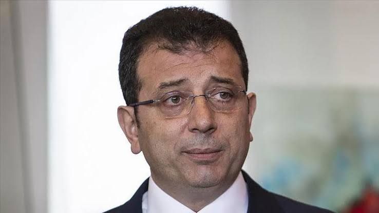 <p><span>İBB Soruşturmasında Şok Gelişme: Hakim Görevden Alındı, 8 Şüpheli Serbest Bırakıldı!</span><br /><br /><span>İstanbul Büyükşehir Belediyesi (İBB) soruşturmasında dikkat çeken bir gelişme yaşandı. Aralarında İBB Genel Sekreteri Can Akın Çağlar’ın da bulunduğu 8 şüpheli, İstanbul 4. Sulh Ceza Hakimliği tarafından serbest bırakıldı. Karar sonrasında, hakimin görevine son verildiği iddiaları gündeme geldi.</span><br /><br /><span>İstanbul Cumhuriyet Başsavcılığı, söz konusu şüpheliler hakkında "örgüt üyeliği", "rüşvet almak" ve "rüşvet vermek" gibi suçlarla ilgili tutuklama talep etmişti. Ancak İstanbul 4. Sulh Ceza Hakimliği, delil yetersizliği nedeniyle, şüphelilerin tutuklanmasına gerek olmadığına karar verdi. Hakim, tutuklamanın son çare olması gerektiğini belirterek, şüphelilerin adli kontrol şartıyla serbest bırakılmasına hükmetti. Ayrıca, şüpheliler hakkında suçun vasfı gereği kaçma veya delil karartma riskinin bulunmadığını da ifade</span></p>