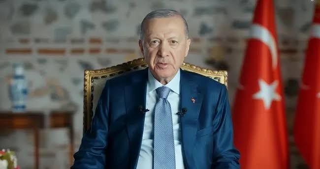 <p><span>Muhalefet ile İktidar Arasındaki Adalet Mücadelesi: Yeni Bir Dönemin Başlangıcı Mı?</span><br /><br /><span>Bu tartışmaların merkezinde, Türkiye'nin adalet sistemine duyulan güvenin azalması ve yargının politik etkilerle şekillenmesi duruyor. AKP içindeki bazı isimler, bu gelişmeleri sadece bir iç siyasi kriz olarak görmekle kalmayıp, uzun vadede yargının bağımsızlığını daha da sorgulanabilir hale getirebileceğini öngörüyor. Bu noktada, muhalefet partilerinin, ‘hak, hukuk ve adalet’ söylemlerini sıkça dile getirmeleri, halkın yargı sistemine duyduğu güvenin daha da sarsılmasından endişe etmelerine neden oluyor</span></p>