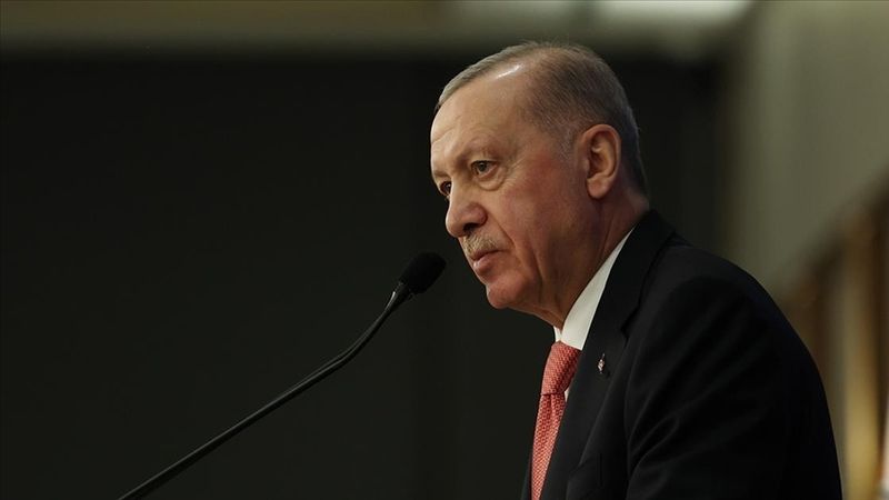<p><span>İktidar İçinde Derin Tartışmalar: Yargının Bağımsızlığı ve Hızla Değişen Adımlar</span><br /><br /><span>İmamoğlu'nun tutuklanmasından sonra AKP kulislerinde, bu müdahalenin ‘anti-demokratik’ olarak nitelendirildiği ve partinin kendi içindeki kadroların bu hamleyi tam anlamıyla anlamadıkları konuşuluyor. Babacan’a göre, yargının hızla devreye girmesi, ancak tam olarak iktidarın kontrolünde olmaması, partisinin farklı kanatlarında endişelere yol açtı. Yargı organlarının, kendi gündemlerini ve önceliklerini belirledikleri, ancak bu süreçte partinin söz konusu kararlara etki etme noktasında oldukça zayıf kaldığı ifade ediliyor. AKP’nin üst düzey yöneticileri, yargı tarafından atılan adımlar konusunda sonradan bilgi sahibi olduklarını belirtiyor.</span><br /><br /><span>Yargı ile İktidar Arasındaki Mesafe: Kabine İçindeki Huzursuzluklar</span><br /><br /><span>Öne çıkan bir diğer endişe de, Adalet Bakanlığı ve bakan yardımcılarının gelişmeleri ‘geriden’ izliyor olmaları. Babacan’ın yazısına göre, İstanbul Başsavcılığı’nın, Cumhurbaşkanlığı ile doğrudan temas halinde olması, kararların hızla alınması ve adımların atılması, parti içindeki pek çok kişiyi zor durumda bırakıyor. Bu durum, AKP'nin yönetim kademelerinde yargı ile iktidar arasındaki mesafenin arttığına dair bir gösterge olarak yorumlanıyor.</span><br /><br /><span>"Yargı Bağımsızlığının Gerçek Yüzü": AKP'nin Yargıya Müdahale Yetkisi Zayıflıyor Mu?</span><br /><br /><span>Birçok AKP'li yetkili, yargının bağımsızlığını savunsa da, son dönemdeki gelişmeler, bu söylemin gerçekte ne kadar geçerli olduğunu sorgulamaya başlatıyor. Partinin ve kabinenin yaşanan gelişmelerden haberdar edilmemesi, iktidarın yargıyı yönlendirme konusunda daha sınırlı kaldığını gösteriyor. Babacan, “Parti içindeki bazı tecrübeli isimler bile yargının gelişmelerine tamamen dışarıdan bakmak zorunda kaldılar. Bu da parti içindeki güven duygusunu zedeliyor” ifadelerine yer verdi.</span></p>