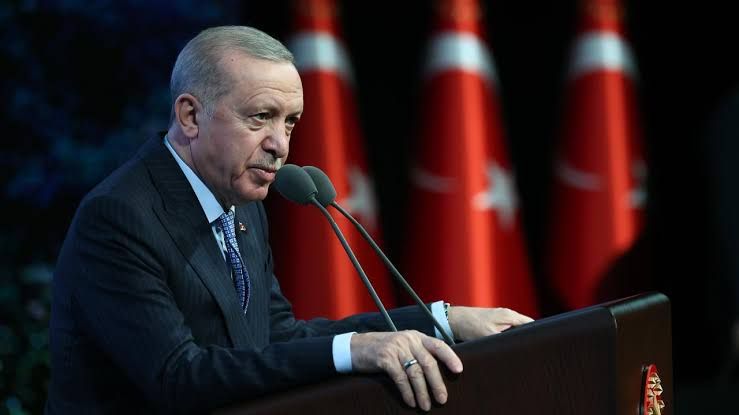 <p><span>AKP Kulisi Sarsılıyor: İmamoğlu'nun Tutuklanması ve Yargı Üzerindeki Gerilim</span><br /><br /><span>Ankara kulislerinde tartışmalar giderek ısınırken, İstanbul Büyükşehir Belediye Başkanı Ekrem İmamoğlu'nun tutuklanması, iktidar partisinde de ciddi yankılar uyandırdı. Muhalefetin, Türkiye'nin yargı sisteminin adalet ve bağımsızlık ilkelerinden sapmasını sürekli gündeme getirdiği bir dönemde, AKP içinde de benzer serzenişlerin yükseldiği belirtiliyor. Nefes yazarı Nuray Babacan, bu gelişmeleri köşesinde kaleme alarak, AKP içindeki farklı seslerin ve şüpheci bakış açıların ortaya çıktığını vurguladı.</span></p>