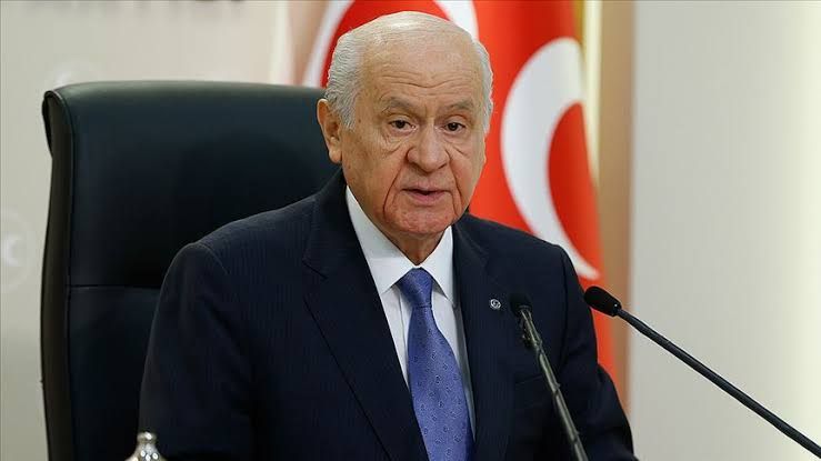 <p></p>
<h2>Devlet Bahçeli’nin Telefon Görüşmeleri: Sağlık Durumu ve Nezaket</h2>
<p>Devlet Bahçeli'nin telefon görüşmeleri, sadece bayram kutlamalarıyla sınırlı kalmadı. Sağlık durumu hakkında da konuşan Bahçeli, iyileşme sürecinin olumlu geçtiğini ve yakın zamanda çalışmalarına yeniden başlayacağını belirtti. Son dönemde yaşadığı sağlık sorunları nedeniyle kamuoyu, Bahçeli'nin durumunu yakından takip ediyordu. Liderin bu görüşmeleri, hem sağlıklı olduğu yönünde bir mesaj verdi hem de onun kararlı liderlik yaklaşımını gösterdi.</p>
<p>Bahçeli’nin telefonla gerçekleştirdiği bu görüşmeler, onun sadece bir siyasetçi değil, aynı zamanda insan ilişkilerinde gösterdiği samimi yaklaşımıyla da takdir topladı. Bu jest, hem kendisini arayanlara hem de onu arayanlara, bayramın manevi değerlerini en içten şekilde hatırlatan bir iletişim şekli oldu</p>
