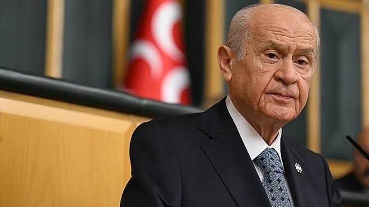 <p></p>
<h2>Emrah Doğru'ya Bayram Tebriği ve İyi Dilekler</h2>
<p>Devlet Bahçeli, bayram süresince sadece gazeteci Şener ile değil, aynı zamanda Ekol TV Yönetim Kurulu Başkanı Emrah Doğru ile de telefonla görüştü. Bahçeli, Doğru'yu bayram dolayısıyla arayarak başarı dileklerinde bulundu ve kanalın yayınlarını son derece başarılı bulduğunu ifade etti. Bahçeli'nin "Ekol TV'nin yayın hayatında başarılar dilerim" şeklindeki temennisi, kanalın geleceğine dair moral kaynağı oldu.</p>
<p>Emrah Doğru, Bahçeli'nin nezaketine ve samimi dileklerine sosyal medya hesabından teşekkür ederek, "Devlet Bahçeli’ye nezaketinden ve samimi dileklerinden dolayı teşekkür ederim" ifadelerini kullandı. Ayrıca Bahçeli, sağlık durumuyla ilgili olarak da yaptığı açıklamada, "Son derece iyiyim ve bayram sonrası mesaime başlayacağım" dedi.</p>