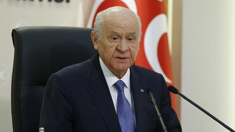 <p></p>
<h2>Nedim Şener’den Bahçeli'ye Teşekkür</h2>
<p>Gazeteci Nedim Şener, Devlet Bahçeli'nin kendisini aradığını duyururken, sosyal medya platformu X üzerinde şu ifadeleri kullandı: "Sayın Devlet Bahçeli, büyüklük gösterip Ramazan Bayramını kutlamak için aradı. Sesini duymak bayram hediyesi oldu bir çeşit." Şener'in paylaşımı, Bahçeli'nin bir lider olarak samimi bir şekilde bayramı kutlama çabasını takdirle karşılayan bir yaklaşım olarak öne çıktı.</p>
<p>Bahçeli'nin bir süredir sağlık sorunları nedeniyle görünürlükten uzak olmasına rağmen, telefonla temas kurarak bayramda da insanlar ile bağlarını sürdürmesi, liderin sosyal ilişkilerine verdiği önemin altını çizdi.</p>