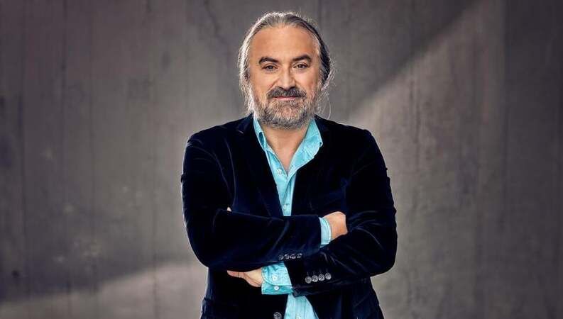 <p><span>Konak’ın sahnede rahatsızlanmasıyla birlikte konser yarıda kesilirken, hayranları büyük endişe yaşadı.</span></p>