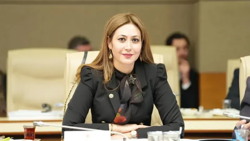 <p>Ankara'da görevli Hâkim İ.S.F'nin, MHP Kahramanmaraş Milletvekili Zuhal Karakoç Dora’nın çakarlı aracına yol vermediği gerekçesiyle yargılandığı ortaya çıktı. Adli Tıp Kurumu Trafik İhtisas Dairesi, Fendoğlu’nun kusurlu olmadığı yönünde rapor verse de, tanık beyanları dikkate alınarak "trafik güvenliğini tehlikeye sokma" suçundan 2 yıla kadar hapis istemiyle dava açıldı.</p>
<p>T24'ten Asuman Aranca'nın haberine göre; kaza, 26 Haziran 2024’te Polatlı-Ankara yolunda meydana geldi. Sol şeritte seyreden Hâkim İ.S.F, arkasında hızla yaklaşan ve çakarları açık olan 06 MHP… plakalı Jaguar marka bir aracın selektör yaparak yol istediğini fark etti.</p>
<p>İddialara göre; Hâkim İ.S.F orta şeritte seyreden araçlar nedeniyle hemen yol veremedi. Yol vermeye hazırlandığı sırada, Zuhal Karakoç Dora’nın kullandığı çakarlı araç sağ şeritten hızla ilerleyerek hatalı sollama yaptı ve Hâkim İ.S.F’nin önüne geçti. Vekilin otomobili, frene basarak hızını kaybetti ve savrulmaya başladı. Bu hareketleri kendisini kışkırtma amacı taşıdığını düşünen Hâkim İ.S.F. yoluna devam etti. Direksiyon hakimiyetini kaybeden Hâkim İ.S.F'nin aracı sağ şeritte bulunan bir ağır yük aracına arkadan çarptı. Kazada Dora hafif yaralanırken, yanında bulunan kızı zarar görmedi.</p>