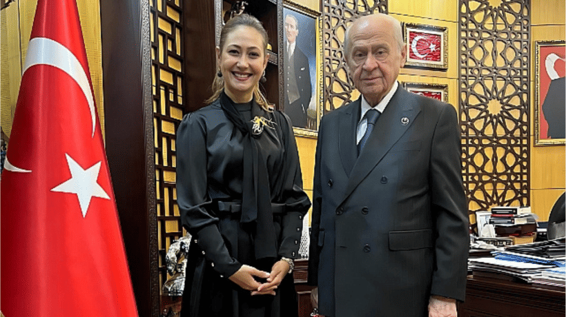 <p>Kazanın ardından Dora,Hâkim İ.S.F'nin trafikte kendisine yol vermediğini, sıkıştırdığını ve kazaya neden olduğunu iddia ederek şikâyetçi oldu. TBMM Genel Kurulu’na yetişmek üzere yolda olduğunu belirten Dora, dilekçesinde Hâkim İ.S.F'nin uygunsuz hızla sol şeride geçtiğini, kendisini görmesine rağmen yol vermediğini ve trafiğin olağan akışını bozarak kazaya sebebiyet verdiğini öne sürdü.</p>
<h3>HAKİM, ARAÇTAKİ SAVCI ARKADAŞINI TANIK GÖSTERDİ</h3>
<p>Hâkim İ.S.F. ise ifadesinde, iddiaları reddetti. Aracında bir savcı arkadaşıyla birlikte olduğunu belirten Hâkim İ.S.F, çakarlı aracı gördüğünü ancak orta şeritteki araçlar nedeniyle hemen yol veremediğini söyledi. Dora’nın sağdan hızla ilerleyip önüne geçtiğini, ardından ani fren ve sağa sola manevralarla hareket ettiğini belirten Hâkim İ.S.F, "Beni kışkırtmak için yapıldığını düşündüm" dedi.</p>