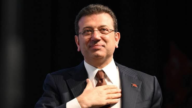 <p><span>İBB'ye yönelik soruşturma kapsamında tutuklanan Ekrem İmamoğlu'nun boykot çağrısını desteklediği paylaşımın ardından harekete geçildi. İmamoğlu'nun sosyal medya hesaplarının erişime engellenmesi için sulh ceza hakimliğine başvuruldu.</span></p>