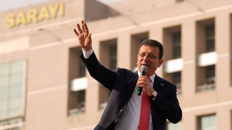 <p></p>
<p>İstanbul Büyükşehir Belediyesi'ne yönelik yürütülen soruşturma kapsamında; yolsuzluk suçlamasıyla gözaltına alınan <a href="https://www.tgrthaber.com/gundem/ekrem-imamoglu-eylemlerine-ikinci-iddianame-3-yila-kadar-hapis-istemi-3211027" target="_blank" rel="nofollow noopener">Ekrem İmamoğlu</a>, tutuklanarak Silivri Cezaevi'ne gönderildi.</p>
<h2><strong>BOYKOT VE SOKAK ÇAĞRISINA SOSYALDEN DESTEK VERDİ</strong></h2>
<p>Bu süreçte mesajlarını sosyal medya hesapları aracılığıyla paylaşan İmamoğlu, sokağa çıkma ve boykot dahil CHP'nin birçok çağrısına buradan destek verdi.</p>