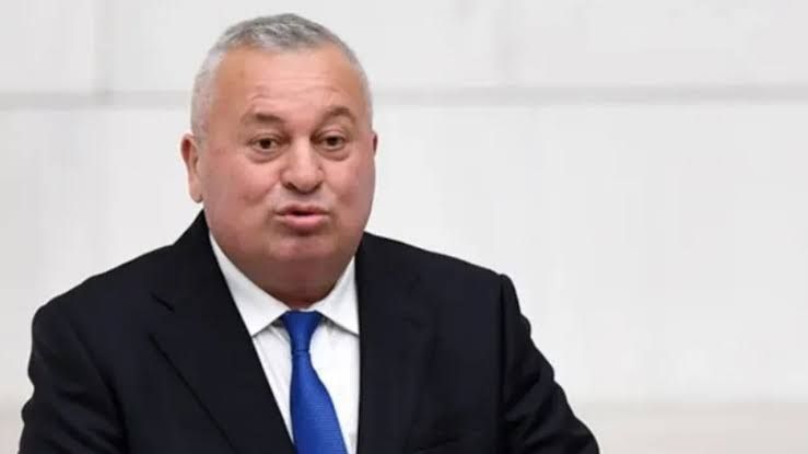 <p></p>
<p><strong>ENGİNYURT MÜFTÜYE SAYDIRDI</strong></p>
<p>Tepkilere bir yenisi daha eklendi. CHP Milletvekili Cemal Enginyurt, Mehmetalioğlu’nun skandal paylaşımını sert sözlerle tepki gösterdi. Enginyurt, ilk olarak <strong>“İnsanlıktan zerre nasip almamış,şerefini kiraya vermiş Müftü denilen kirli ve karanlık ruh.</strong> Volkan sevdiği yerde sahnede ölmüş ve yıllar geçsede hep anılacak. Sen tarihin çöplüğünde GEBERECEKSİN. Ruhun şad olsun Volkan” ifadelerini kullanmıştı.</p>