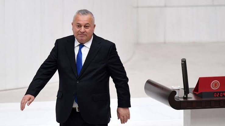 <p></p>
<p>CHP Milletvekili Cemal Enginyurt, Çatalca Müftüsü Ahmet Mehmetalioğlu’nun skandal paylaşımına ağzına geleni söyledi. Enginyurt, son paylaşımında Mehmetalioğlu’na <strong>“Suratınıza tüküreceğimiz günleri bekliyoruz”</strong> ifadeleriyle tepki gösterdi.</p>
<p><strong>TEPKİLER BÜYÜYOR</strong></p>
<p>Konser esnasında fenalaşarak yaşamını yitiren Kuzeyin oğlu Volkan Konak için Çatalca Müftüsü Ahmet Mehmetalioğlu skandal bir paylaşıma imza atmıştı. 58 yaşında hayatını kaybeden Konak için Mehmetalioğlu, <strong>“Sahnede gebermiş"</strong> demişti. Mehmetalioğlu'nun yaptığı paylaşıma ise tepkiler çığ gibi büyüdü.</p>