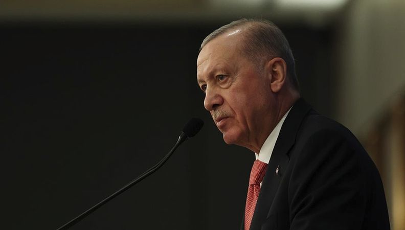 <div class="card border-0 rounded-0 mb-3" data-gallery-page="3">
<div class="card-body">
<p class="text-dark">Genç Kuşaklar ve AK Parti'nin İmajı<br /><br />Ocaktan, bu verileri değerlendirerek, AK Parti'nin genç kuşaklarla olan bağlarını kaybettiğini ve bu kaybın, iktidarın geleceği için tehlikeli olduğunu belirtti. “AK Parti, bir ekonomik büyüme çizgisini kaybettiği için belki bu araştırmayı önemsememeyebilir, ancak gençlerin yönetim politikalarına karşı öfke ve kaygı, gelecekte ciddi bir siyasi yansıma yaratabilir” dedi. Özellikle ilişkiler arasındaki adalet ve demokrasi çöküşleri, uzun ömürlü AK Parti'nin iç siyasetindeki en büyük zorluklardan biri olabilir.<br /><br />Mehmet Ocaktan'ın Siyasi ve Gazetecilik Geçmişi<br /><br />Mehmet Ocaktan, 1955 yılında Balıkesir'in Karyağmaz Köyü'nde doğdu. İstanbul Üniversitesi Edebiyat Fakültesi Türkoloji Bölümü'nden mezun olduktan sonra gazetecilik kariyerine adım attı. Yeni Devir, Tercüman ve Güneş gazetelerinde editörlük ve muhabirlik yaptı, ardından Yeni Şafak gazetesinde Kurucu Genel Yayın Yönetmeni olarak görev aldı. Ocaktan, 22 Temmuz 2007'de AK Parti'den 23. Dönem Bursa milletvekili seçildi, ancak gazetecilik hayatını sonlandırarak siyasete yöneldi. 2011 yılında tekrar gazeteciliğe dönerek Star Gazetesi ve Akşam Gazetesi gibi önemli medya dökümanlarında genel yayın yönetmenliği yaptı. Halen Karar gazetesinin köşe yazarlığına devam edilmektedir.<br /><br />Mehmet Ocaktan, AK Parti'nin insanları arasındaki ayrımı dikkat çekerken, Türkiye'deki toplumsal huzursuzluk ve politik gerilimlerin gelecekte daha büyük hayatta kalabileceği uyarısında bulunuyor. Ocaktan'ın analizleri, AK Parti'nin özellikle genç kuşaklarla olan bağlarını yeniden gözden geçirip geçirmediğini gösteriyor.</p>
</div>
<div class="card-footer p-1">
<div class="share-area d-flex justify-content-between align-items-center bg-light p-2">
<div class="social-buttons d-flex justify-content-between"><a href="https://www.ozdiyarbakirgazetesi.com/foto-galeri/akpli-eski-milletvekili-mehmet-ocaktan-erdoganin-gencler-arasindaki-kaybini-degerlendirdi?page=3#" onclick="return windowOpen('https://www.ozdiyarbakirgazetesi.com/share?id=751&model=TE%5CGallery%5CModels%5CGallery&platform=facebook&url=https%3A%2F%2Fwww.ozdiyarbakirgazetesi.com%2Ffoto-galeri%2Fakpli-eski-milletvekili-mehmet-ocaktan-erdoganin-gencler-arasindaki-kaybini-degerlendirdi', 850, 620)" class="btn btn-primary btn-sm rounded-0 shadow-sm me-1" title="Facebook'ta Paylaş" target="_blank" rel="noreferrer nofollow noopener external"><i class="fab fa-facebook-f"></i></a><a href="https://www.ozdiyarbakirgazetesi.com/foto-galeri/akpli-eski-milletvekili-mehmet-ocaktan-erdoganin-gencler-arasindaki-kaybini-degerlendirdi?page=3#" onclick="return windowOpen('https://www.ozdiyarbakirgazetesi.com/share?id=751&model=TE%5CGallery%5CModels%5CGallery&platform=twitter&url=https%3A%2F%2Fwww.ozdiyarbakirgazetesi.com%2Ffoto-galeri%2Fakpli-eski-milletvekili-mehmet-ocaktan-erdoganin-gencler-arasindaki-kaybini-degerlendirdi', 850, 620)" class="btn btn-dark btn-sm rounded-0 shadow-sm me-1" title="Twitter'da Paylaş" rel="noreferrer nofollow noopener external" target="_blank"><i class="fab fa-x-twitter text-white"></i></a><a href="https://www.ozdiyarbakirgazetesi.com/foto-galeri/akpli-eski-milletvekili-mehmet-ocaktan-erdoganin-gencler-arasindaki-kaybini-degerlendirdi?page=3#" onclick="return windowOpen('https://www.ozdiyarbakirgazetesi.com/share?id=751&model=TE%5CGallery%5CModels%5CGallery&platform=whatsapp&url=https%3A%2F%2Fwww.ozdiyarbakirgazetesi.com%2Ffoto-galeri%2Fakpli-eski-milletvekili-mehmet-ocaktan-erdoganin-gencler-arasindaki-kaybini-degerlendirdi', 850, 620)" class="btn btn-success btn-sm rounded-0 btn-whatsapp shadow-sm me-1" title="Whatsapp'ta Paylaş" target="_blank" rel="noreferrer nofollow noopener external"><i class="fab fa-whatsapp fa-lg"></i></a>
<div class="dropdown"><button class="dropdownButton btn btn-sm rounded-0 btn-warning border-none shadow-sm me-1" type="button" data-bs-toggle="dropdown" name="socialDropdownButton" title="socialDropdownButton"><i id="icon" class="fa fa-plus"></i></button></div>
</div>
</div>
</div>
</div>
<div data-pagespeed="true" data-channel="34" data-advert="temedya" class="mb-3 text-center" id="ad_34"></div>
<div class="related-news mb-3 bg-white p-3">
<div class="section-title d-flex mb-3 align-items-center"></div>
</div>