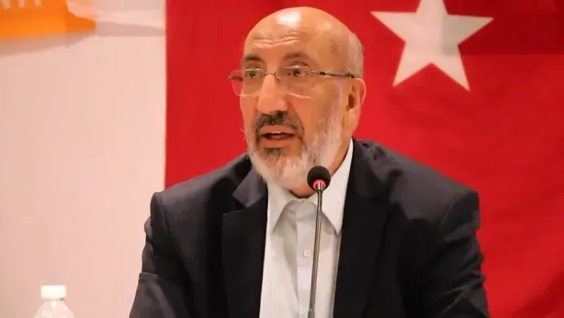 <p>Boykot Çağrısının Gölgesinde Birleşen Toplum ve Politikalar</p>
<p>Son günlerde, özellikle gençlerin çağrısıyla birlikte başlayan boykot hareketi, sadece ekonomi değil, toplumun genel yapısını da tehdit eder bir hale gelmiş durumda. Dilipak, boykot çağrılarının bu denli büyük bir toplumsal etki yaratmasının, Türkiye’deki mevcut ekonomik ve politik dengeleri sarsabileceğini belirtiyor. “Ama öte yandan bu toplumun yarısının ağladığı şeye, diğer yarısı gülüyor” diyerek, Türkiye’deki kutuplaşmış toplumsal yapıyı gözler önüne serdi.</p>
<p>Bu açıklama, Türkiye'deki mevcut politik durumun ne kadar derin bir yarılma içinde olduğunu gösteriyor. Bir tarafın karşılaştığı zorluklar ve yoksulluk, diğer taraf için fırsat olarak algılanıyor. Bu durum, toplumun birbirinden giderek daha fazla ayrıldığını ve her bir grubun yalnızca kendi çıkarlarını düşündüğünü vurguluyor.</p>
<p>Yeni Bir Türkiye ve Toplumsal Cinnet</p>
<p>Dilipak, toplumsal yapının giderek daha fazla cinnet haline dönüştüğünü savunarak, “Birbirinin acısında mutluluk, yoksulluğunda zenginlik arayan bir cinnet toplumuna dönüştük” ifadesini kullandı. Bu, sadece ekonomik değil, psikolojik bir çözülme sürecine de işaret ediyor. Toplumun büyük bir kısmının yaşadığı sıkıntılara karşı, başka bir kesimin buna kayıtsız kalması ya da bundan fayda sağlama çabası, bu yapının ne kadar sağlıksız olduğunu ortaya koyuyor.</p>
<p>Dilipak’ın “Politikacılar, cemaatler, profesyoneller, yargıçlar, iş adamları, istihbaratçılar ve medyamız birlikte başardınız!” şeklindeki eleştirisi, sistemin her katmanında bulunan aktörlerin bu tür toplumsal olayları tetikleyen etkenler olduğunu ve tüm bu süreçlerin bir araya gelerek toplumu bu noktaya getirdiğini belirtiyor. Toplumdaki bu parçalanmışlık, hükümetin ve devletin çeşitli organlarının bu çatlakları derinleştirdiğini düşündüren bir eleştiri olarak karşımıza çıkıyor.</p>
