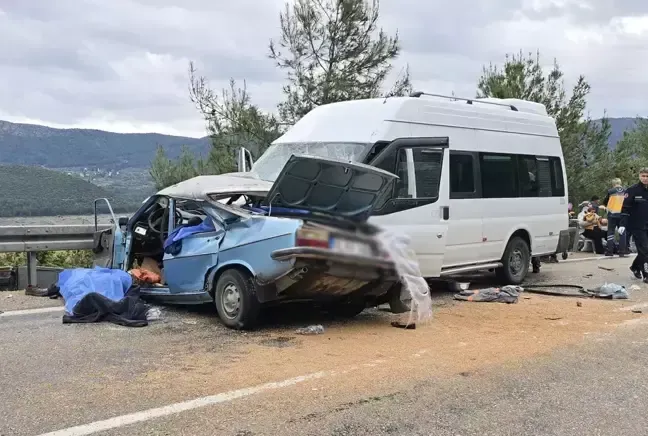 <p>Adana'nın Kozan ilçesinde minibüs ile çarpışan otomobildeki aynı aileden 5 kişi hayatını kaybetti, 8 kişi yaralandı.</p>
<p>Kaza, saat 15.00 sıralarında Kozan-Feke kara yolu Kozan Barajı mevkisinde geldi. Zeynel Güleç yönetimindeki 01 RJ 402 plakalı otomobil ile karşı yönden gelen V.B. yönetimindeki 01 U 0360 plakalı minibüs çarpıştı.</p>