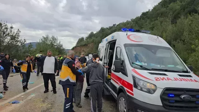 <p>EKİPLER OLAY YERİNE SEVK EDİLDİ<br />Çevredekilerin ihbarıyla kaza yerine sağlık, jandarma ve itfaiye ekipleri sevk edildi. Ekipler, otomobildeki Zeynel, eşi Ülkü ile çocukları Bedirhan, Emirhan ve Dilek Güleç'in kaza yerinde hayatını kaybettiğini belirledi.</p>