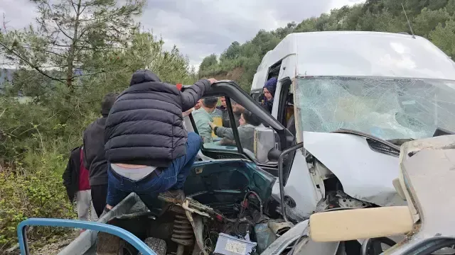 <p>KAZAYLA İLGİLİ SORUŞTURMA BAŞLATILDI<br />Kazada yaralanan 8 kişi, ambulanslarla Kozan Devlet Hastanesi'ne götürülerek tedavi altına alındı. Aile üyelerinin cansız bedenleri otopsi için morga kaldırıldı. Minibüs şoförü ifadesi için jandarma komutanlığına götürüldü. Kazayla ilgili soruşturma başlatıldı.</p>