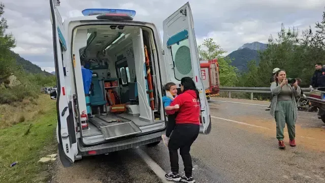 <p>Adana'da otomobil ile minibüsün çarpışması sonucu meydana gelen trafik kazasında aynı aileden 3'ü çocuk 5 kişi hayatını kaybetti, 8 kişi yaralandı. Minibüs şoförü ifadesi için jandarma komutanlığına götürülürken kazayla ilgili soruşturma başlatıldı.</p>