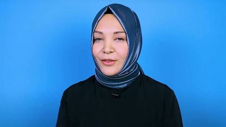 <p></p>
<p>YANDAŞ KAPLAN, SOBACI'YI HEDEF ALDI</p>
<p>Öte yandan yandaş yayın organı Sabah gazetesinin yazarı Hilal Kaplan, TRT Genel Müdürü Zahid Sobacı'yı ağır sözler ile hedef aldı.Kaplan, sosyal medya hesabından Sobacı'ya yönelik "Üzeri çizilecekler listesinde kendi çalıştığın kurum olan boykotçulara destek verip 'ayranım ekşimesin, yoğurdum dökülmesin' istiyorsun, Devlet yöneticilerine bayrak açıp devlet kanalında çalışmak istiyorsun. Biraz haysiyeti olan kendi istifa edip giderdi" ifadelerini kullandı.</p>
<p></p>
<h2>'SÖZ KONUSU KİŞİ DİZİDEN ÇIKARILMIŞTIR'</h2>
<p>Sobacı, TRT dizisi Teşkilat'ta yer alan ve boykota destek veren oyuncu Aybüke Pusat'ın projeden çıkarıldığını "Teşkilat dizisinde rol alan bir oyuncunun paylaşımları TRT’nin kurumsal ilkeleri ile asla bağdaşmamaktadır. Teşkilat dizisi izleyicilerini de hayal kırıklığına uğratan paylaşımlar nedeniyle söz konusu kişi diziden çıkarılmıştır" sözleri ile açıklamıştı.</p>
<p>Hilal Kaplan, ayrıca TRT Yönetim Kurulu Üyeliği'ni de sürdürüyor.</p>