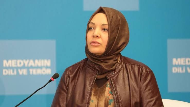 <p></p>
<p>Vatandaşlar 2 Nisan'da genel bir tüketim boykotuna giderek ses getiren bir adım attı. Boykota siyasi parti ve yöneticilerinin yanı sıra sanatçılardan da geniş bir destek geldi.</p>
<p></p>
<h2>TRT OYUNCULARI DA BOYKOTA DESTEK VERDİ</h2>
<p>Kamu kanalı TRT'de yer alan yapımların bazı oyuncularının boykota destek vermesi iktidar tarafında tansiyonu yükseltti.</p>
<p>Boykota destek veren TRT yapımlarındaki oyuncular ise projelerden çıkarılıyor. TRT'nin bu hamlesine vatandaşlar tepki gösterdi.</p>