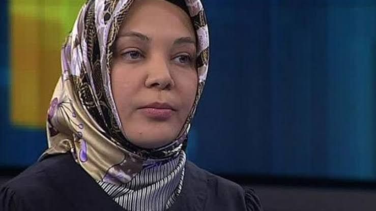 <p></p>
<h2>KAPLAN FUAT UĞUR'U DA HEDEF ALMIŞTI</h2>
<p>Hilal Kaplan, 2022'de yandaş Türkiye gazetesi yazarı Fuat Uğur'u da hedef almıştı.</p>
<p>Fuat Uğur, elektrikli traktörlere ilişkin 2019 yılında yazdığı bir yazısından dolayı Sanayi ve Teknoloji Bakanı Mustafa Varank'ın kendisine dava açtığını köşesine taşımıştı.</p>
<p>Kaplan, Uğur'un sözlerine tepki göstererek "Leşlerin takdirini almamak lazım" demişti.</p>
<p></p>
<h2>'TÜRK BAYRAĞI' AÇIKLAMASI İNFİAL YARATMIŞTI</h2>
<p>Açıklamaları ile infial yaratan Hilal Kaplan, 2013'te televizyon programındaki "Türk bayrağı demeyi de artık tartışmamız lazım. Selahattin Demirtaş'ın da dediği gibi devlet bayrağı diyebiliriz" sözleri ile tepki çekmişti.</p>