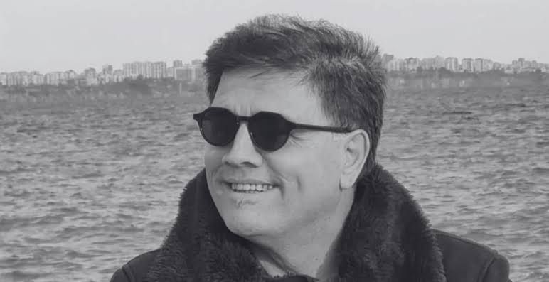 <p><span>Meslektaşlarından Anlamlı Paylaşımlar</span><br /><br /><span>Eldemirci’nin vefatı, Antalya’daki gazetecilik camiasında büyük bir boşluk yaratacak. Birçok gazeteci ve medya çalışanı, sosyal medya hesapları üzerinden Eldemirci ile olan anılarını paylaştı. Meslektaşları, onun neşeli, yardımsever ve dürüst kişiliğini unutmayacaklarını belirtti.</span><br /><br /><span>Antalya’da uzun yıllar boyunca gazetecilik yapan Eldemirci, sadece bir gazeteci değil, aynı zamanda bir insan olarak da örnek bir figür oluşturdu. Onun kaybı, sadece Antalya değil, Türk basını için de büyük bir kayıp olmuştur. Eldemirci, geride bıraktığı dostluklar, anılar ve meslek hayatıyla hafızalarda kalacak.</span><br /><br /><span>Sonuç Olarak</span><br /><br /><span>Kubilay Eldemirci, Antalya basınının önemli bir parçasıydı. Vefatı, tüm gazetecilik camiasını yasa boğmuş durumda. Meslektaşları, onun hem meslek bilgisi hem de insani değerlerini her zaman hatırlayacak. Eldemirci’nin anısı, Antalya basını ve tüm gazetecilik dünyasında yaşamaya devam edecek.</span></p>