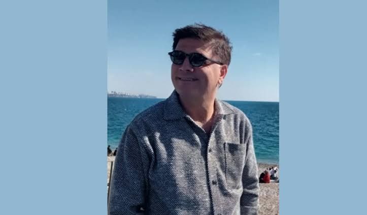 <p><span>Kubilay Eldemirci’nin Ani Vefatı</span><br /><br /><span>Antalya basınının tanınan ve sevilen simalarından olan Kubilay Eldemirci, Ramazan Bayramı öncesinde de bir kalp krizi geçirmiş ve Şehir Hastanesi'nde tedavi altına alınmıştı. Ancak bugün sabah saatlerinde yeniden kalp krizi geçiren Eldemirci, tüm müdahalelere rağmen kurtarılamadı ve yaşamını yitirdi. Eldemirci’nin ölümü, yakın çevresi, meslektaşları ve sevenleri tarafından büyük bir üzüntüyle karşılandı.</span><br /><br /><span>Gazetecilikte İz Bırakan Bir İsim</span><br /><br /><span>Gazetecilik mesleğine yıllarını adamış olan Kubilay Eldemirci, sadece deneyimiyle değil, aynı zamanda güler yüzü ve pozitif enerjisiyle de tanınırdı. Antalya basını için büyük bir kayıp olan Eldemirci, meslek hayatı boyunca genç gazetecilere rehberlik etmiş, gazetecilikteki profesyonelliği ve insan ilişkilerindeki sıcak yaklaşımıyla birçok kişiye örnek olmuştur.</span><br /><br /><span>Antalya’daki gazetecilik dünyasında yaptığı katkılarla tanınan Eldemirci, sadece bir meslektaş değil, aynı zamanda bir dost ve rehberdi. Her zaman pozitif tavırlarıyla tanınan Eldemirci, basın camiasının en neşeli isimlerinden biriydi.</span></p>