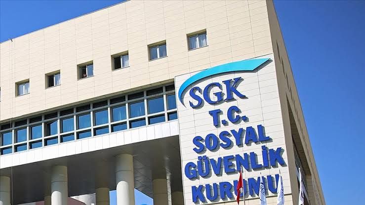 <p><span>SGK’dan Daha Sıkı Denetim Uyarısı</span><br /><span>Sosyal Güvenlik Kurumu, usulsüz sigortalılık işlemleriyle mücadeleye kararlı bir şekilde devam edeceğini duyurdu. SGK, özellikle bu tür işlemleri tespit etmek için denetimlerin hızla devam edeceğini ve ilerleyen dönemlerde daha sıkı tedbirler alarak bu tür usulsüzlüklerin önüne geçmeye çalışacağını belirtti. Sahte sigortalılıkla ilgili yapılan işlemler yalnızca emeklilik maaşı bağlayan işlemleri değil, aynı zamanda ilgili kişilerin devletle olan tüm ilişkilerini de etkileyebilecek boyutlara ulaşabiliyor.</span><br /><br /><span>SGK’nın, sahte sigortalılıkla mücadeleye yönelik yaptığı bu açıklama ve başlattığı denetimler, usulsüzlükleri önleme konusunda ciddi bir adım olarak görülüyor. Bu türden sahtekarlıkların önüne geçilmesi, sosyal güvenlik sisteminin daha sağlam temeller üzerine oturmasına yardımcı olmayı hedefliyor.</span></p>