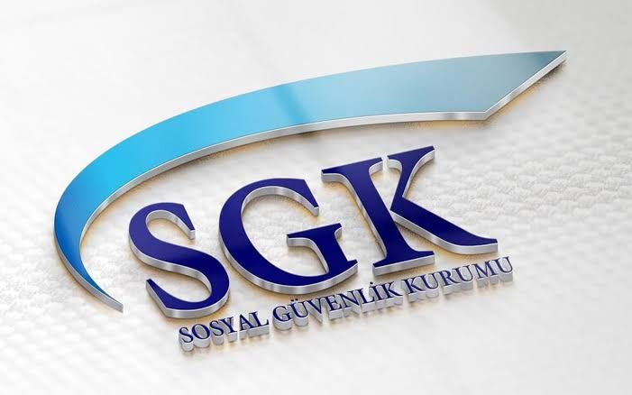 <p><span>SGK’nın Sahte Sigortalılık Operasyonu</span><br /><span>Sosyal Güvenlik Kurumu, özellikle yurt dışında yaşayan ancak Türkiye'deki sahte iş yerleri üzerinden sigorta kaydı yapılan kişilerin durumunu mercek altına aldı. Sahte iş yerleri üzerinden sigorta girişlerinin yapılması, bir süre sonra emekli maaşı bağlanarak kişilere ödeme yapılmasına neden oluyordu. Ancak SGK’nın başlattığı denetimler sonucu, bu tür usulsüz işlemler tespit edildi ve bu kişilerin emekli maaşları iptal edilerek ödenen tutarlar faiziyle birlikte geri alınacağı açıklandı.</span><br /><br /><span>Sahte İş Yerleri Üzerinden Sigortalı Gösterilenler Tespit Edildi</span><br /><span>SGK tarafından yürütülen denetimler, sahte sigorta girişlerinin yapıldığı pek çok iş yerini ortaya çıkardı. Bu yerler arasında, kullanımda olmayan boş araziler veya uzun yıllar önce kapanmış olan işletmelerin de olduğu belirtildi. Bu tür yerler üzerinden sigortalı gösterilen kişilerin, emekli maaşı almak için sahte hizmet kazandırıldığı tespit edildi. SGK, bu tür işlemleri "sahte hizmet kazandırılması" olarak değerlendirerek, bu şekilde emekli olan tüm kişilerin maaşlarını iptal etti.</span></p>