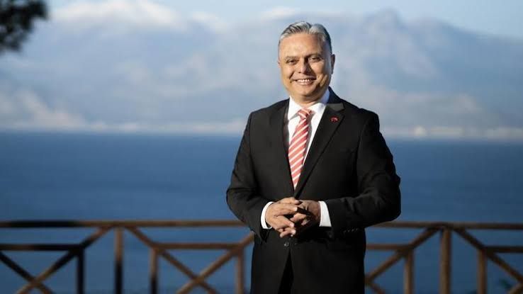 <p><span>Demokrasiye katkı sunmak, olağanüstü şartlarda gittiğimiz olağanüstü kurultayımızdan topluma güçlü bir demokrasi ve birliktelik mesajı vermek için, </span><strong>Anadolu’nun bütün potansiyelini ayağa kaldırmak harekete geçirmek için, </strong><span>Cumhurbaşkanı adayımız Sayın Ekrem İmamoğlu’nu esaretten kurtarmak için, Cumhuriyet Halk Parti’mizin bu olağanüstü süreçleri demokratik teamüllerden ödün vermeden yönetmesi için, </span><strong>Türkiye’mizi kurucu değerlerimiz üzerinden yeniden inşa etmek üzere vazifeye atılmak için</strong><span>, içinde bulunduğum şartların sıkıntılı yanlarını önemsemeden, 33 yıllık siyasi tecrübemi ve birikimimi partimin ve ülkemin hizmetine sunma cesaretiyle </span><strong>Cumhuriyet Halk Partisi Genel Başkan Adaylığımı açıklıyorum</strong><span>."</span></p>