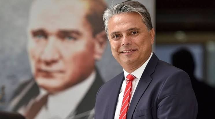 <p></p>
<h2>DELEGELERİN YÜZDE 5'İNİN İMZA VERMESİ GEREKİYOR</h2>
<p>CHP'de Genel Başkan adayı olmak için delege üye tamsayısının en az yüzde 5'inin Divan Başkanlığına yazılı başvuruda bulunması gerekiyor. Genel Başkan, kurultayca gizli oyla ve üye tam sayısının salt çoğunluğuyla seçiliyor. İlk iki oylamada sonuç alınamaz ise üçüncü oylamada en çok oy alan aday seçiliyor.</p>
<p>Kurultaydan sonra en yetkili organ olan PM üyeliğine aday olabilmek için ise 10 delegenin imza vermesi şartı aranıyor.</p>
<h3>ÖZEL'E RAKİP ÇIKTI</h3>
<p>Gözlerin çevrildiği Kılıçdaroğlu, kurultayda aday olmayacağını net bir şekilde ilan ederken dikkat çeken bir gelişme yaşandı. <strong>CHP'li Muratpaşa Belediyesi Başkanı Ümit Uysal</strong>, "33 yıllık siyasi tecrübemi ve birikimimi partimin ve ülkemin hizmetine sunma cesaretiyle Cumhuriyet Halk Partisi Genel Başkan Adaylığımı açıklıyorum" diyerek Özel'in koltuğuna göz dikti.</p>