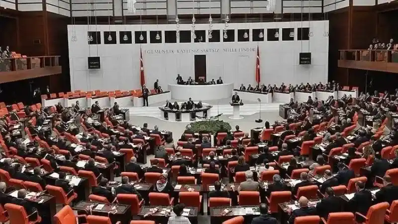 <p>KESİNLEŞMİŞ ZAM TEMMUZDA BELLİ OLACAK<br />Memur ve memur emeklilerinin yeni maaşları, Haziran ayı enflasyon verisinin açıklanacağı Temmuz ayı başında netleşecek. O tarihte, ilk altı aylık toplam enflasyon oranı ile toplu sözleşme zammı birlikte hesaplanarak maaş artışları kesinleşmiş olacak.</p>
<p>Tek sefere mahsus 200 bin TL’lik devlet desteği! Başvurular başladı<br />ZAM SONRASI ORTALAMA MAAŞLAR NE KADAR OLACAK?<br />Şu anda bazı unvanlara göre ortalama maaşlar ve yüzde 9,77 zam oranı uygulanırsa tahmini maaşlar şöyle şekillenebilir:</p>
<p></p>
<p>Not: Bu hesaplamalar şimdilik 3 aylık veriler ışığında yapılmıştır. Nisan, Mayıs ve Haziran ayı enflasyon verilerinin açıklanmasının ardından kesin zam oranları değişebilir.</p>