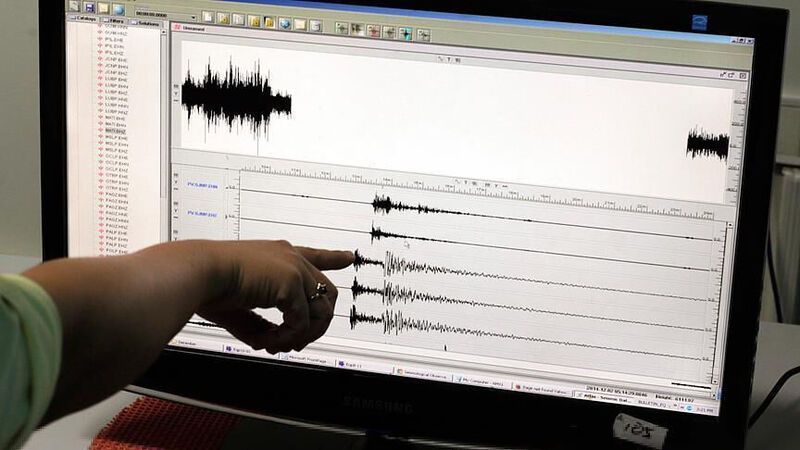 <p>ENDONEZYA'DA 6 ŞİDDETİNDE DEPREM<br />Yaklaşık 110 kilometre derinlikte kaydedilen 6 büyüklüğündeki depremde, henüz can veya mal kaybı bildirilmedi.</p>
<p>TSUNAMİ RİSKİ VAR MI?<br />Depremin ardından tsunami uyarısı yapılmadı.</p>