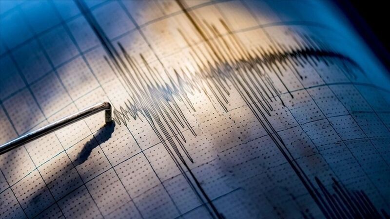 <p>USGS, Endonezya'da 6 şiddetinde bir depremin meydana geldiğini bildirdi. Depremin ardından bölgede tsunami alarmı yapılmadığı aktarıldı.</p>
<p>Endonezya'nın kuzeyindeki Gorontalo kenti açıklarında 6 büyüklüğünde deprem meydana geldi.</p>
<p>ABD Jeolojik Araştırma Merkezi (USGS), depremin merkez üssünün Gorontalo'nun yaklaşık 165 kilometre batısında olduğunu bildirdi.</p>